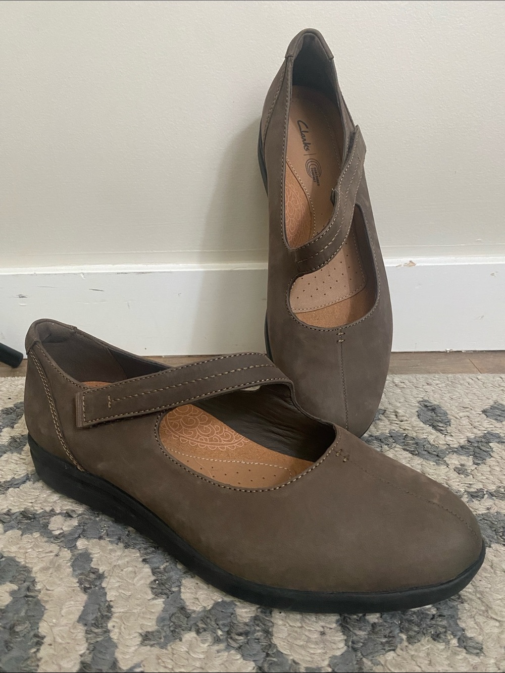 Clarks  leather Mary Jane Strap Flats comfort shoes taupe tan size 10